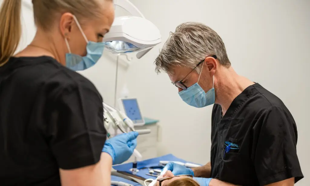 Einar og Carina hos Hartz Dental