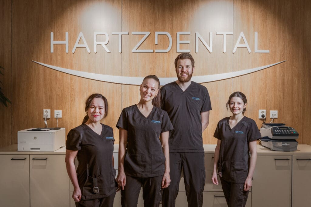 bildet viser fire blide ansatte hos hartz dental