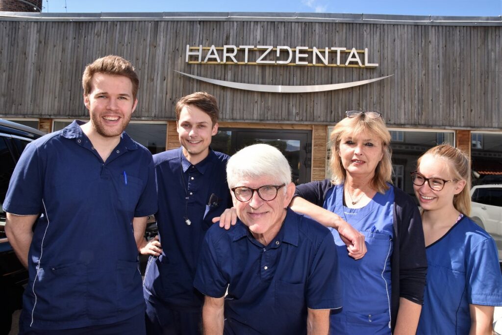 fem smilende ansatte hos hartz dental