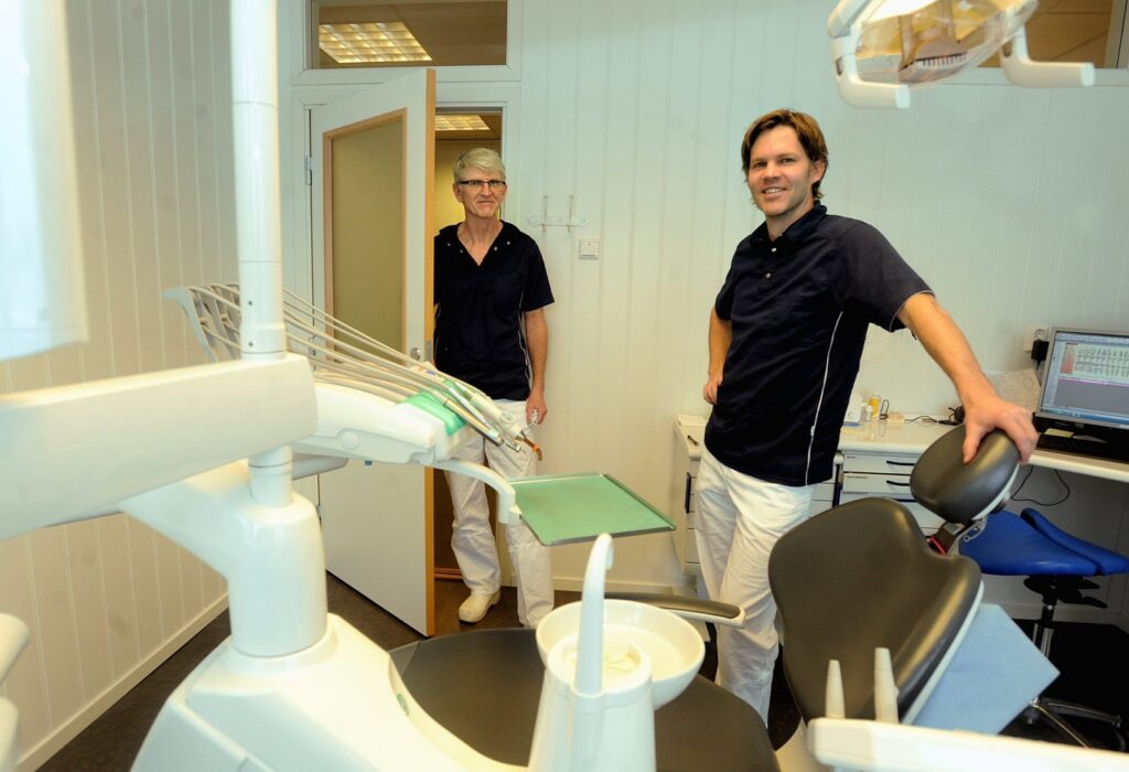 to smilende ansatte hos hartz dental i et pleierom